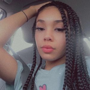 Meet your Posher, Mia